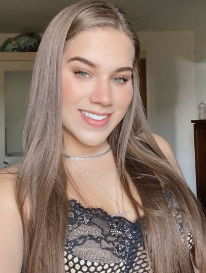 Olá, meus amores. Faço mix de massagens eróticas com finalizações, penetração e oral sem camisinha, beijo na boca. Sou muito carinhosa e meiga, adoro dar e receber prazer.Horário de atendimento: Das 09:00 às 00:00 horasCachê: R$ 200,00.